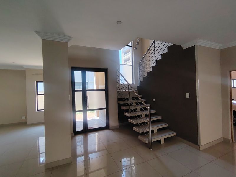 Spacious home n the beautiful Roodepark Eco Estate - Photo 3