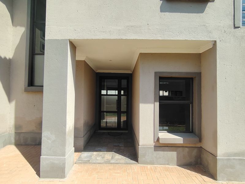 Spacious home n the beautiful Roodepark Eco Estate - Photo 2