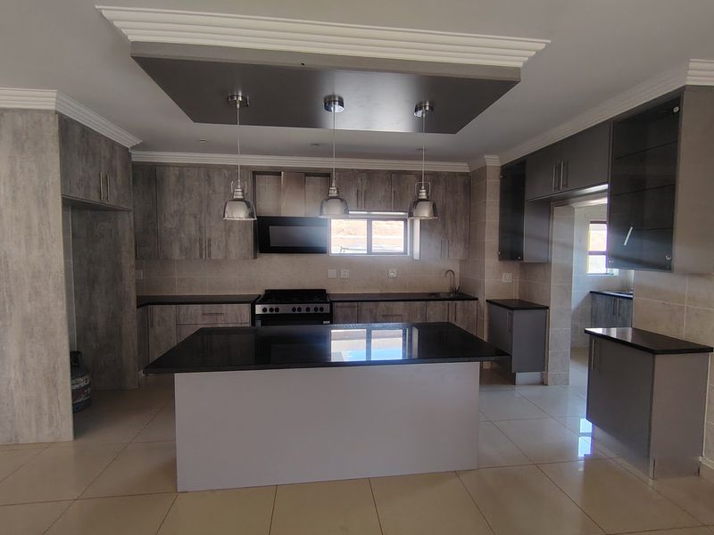 Spacious home n the beautiful Roodepark Eco Estate - Photo 5
