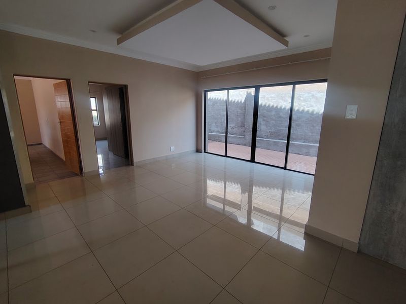 Spacious home n the beautiful Roodepark Eco Estate - Photo 10