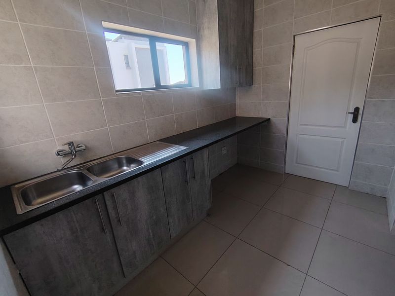 Spacious home n the beautiful Roodepark Eco Estate - Photo 8