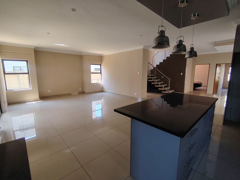 Spacious home n the beautiful Roodepark Eco Estate - Photo 7