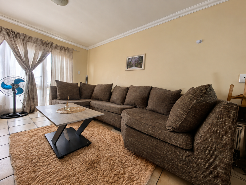 Top-Floor Gem – Priced to Sell Fast! - Photo 3