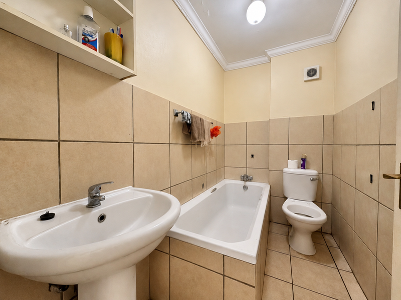 Top-Floor Gem – Priced to Sell Fast! - Photo 6