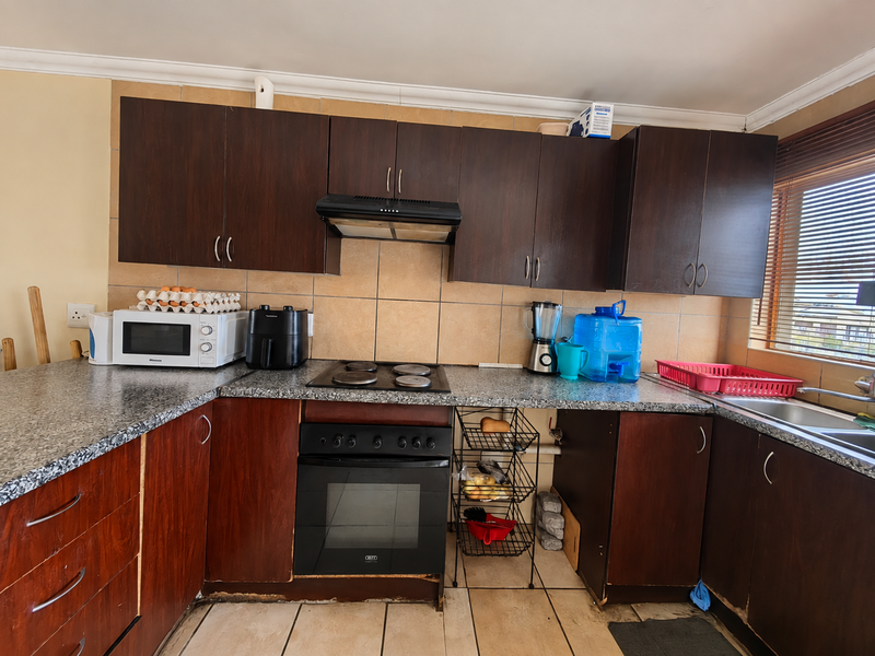 Top-Floor Gem – Priced to Sell Fast! - Photo 5