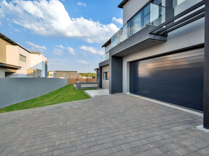 Elegant Family Living with Seamless Indoor-Outdoor Flow - Photo 6