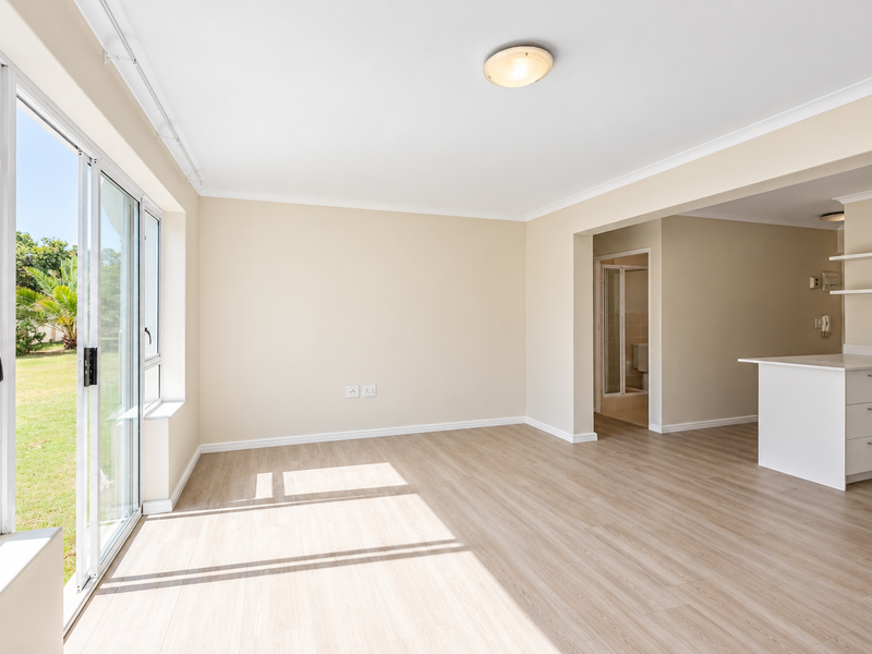 Newly renovated ground floor apartment - Photo 4