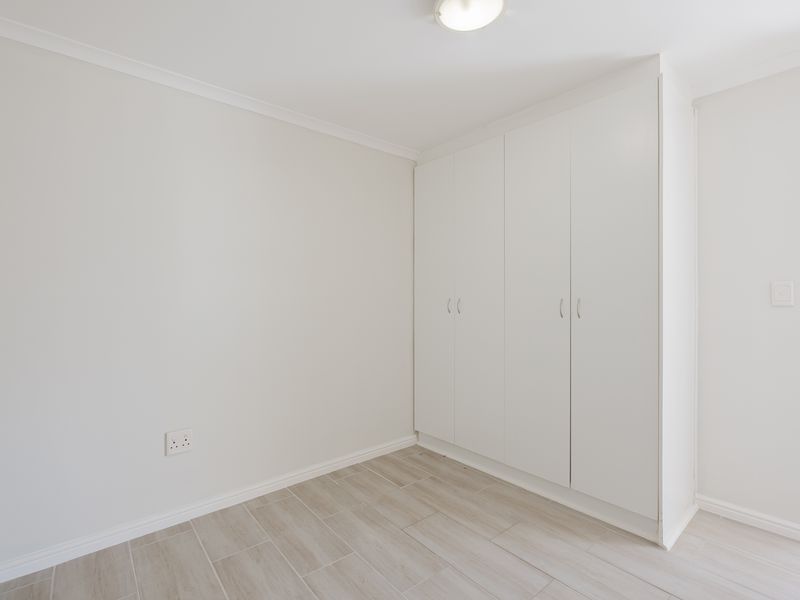 Newly renovated ground floor apartment - Photo 9