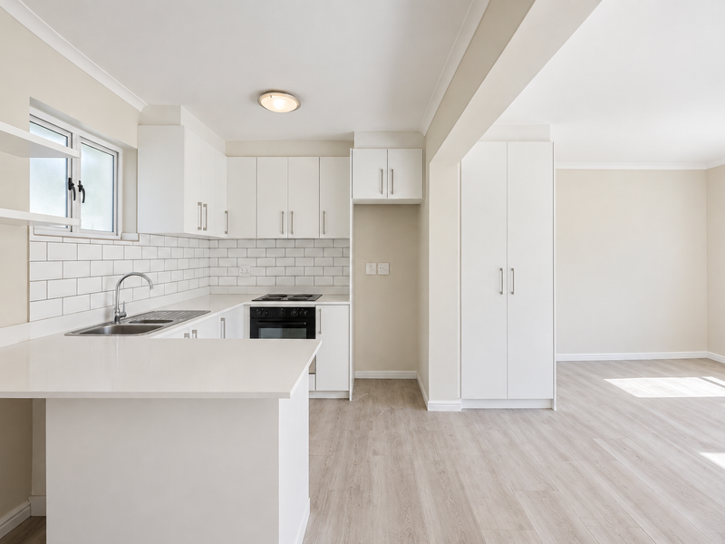 Newly renovated ground floor apartment - Photo 2