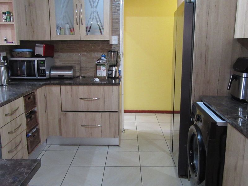 Spacious 4-Bedroom Family Home in a Quiet Montevideo Setting - Photo 5