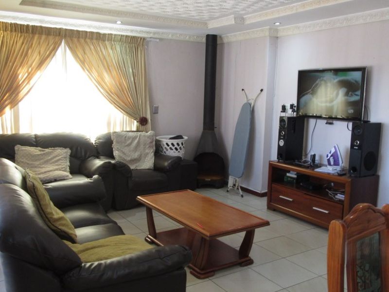 Spacious 4-Bedroom Family Home in a Quiet Montevideo Setting - Photo 2