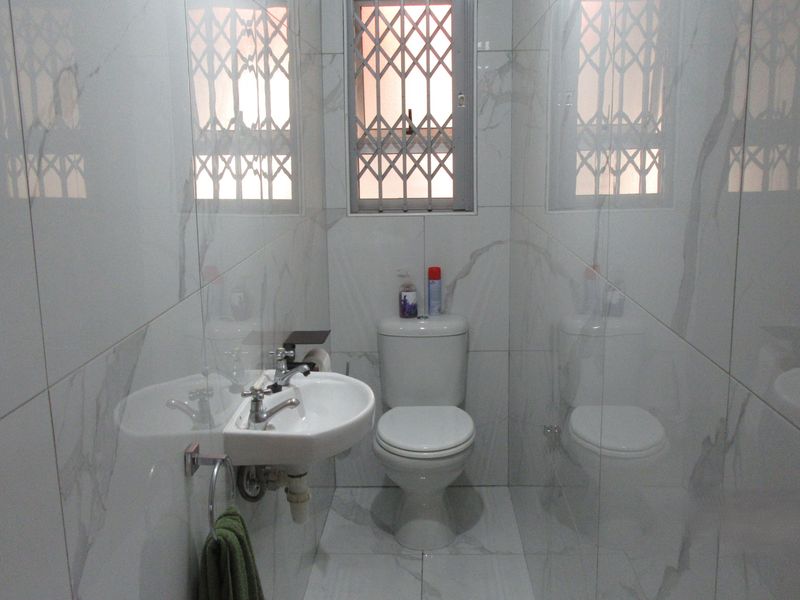 Spacious 4-Bedroom Family Home in a Quiet Montevideo Setting - Photo 9