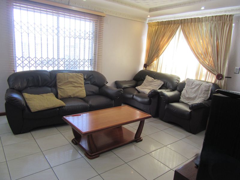 Spacious 4-Bedroom Family Home in a Quiet Montevideo Setting - Photo 3