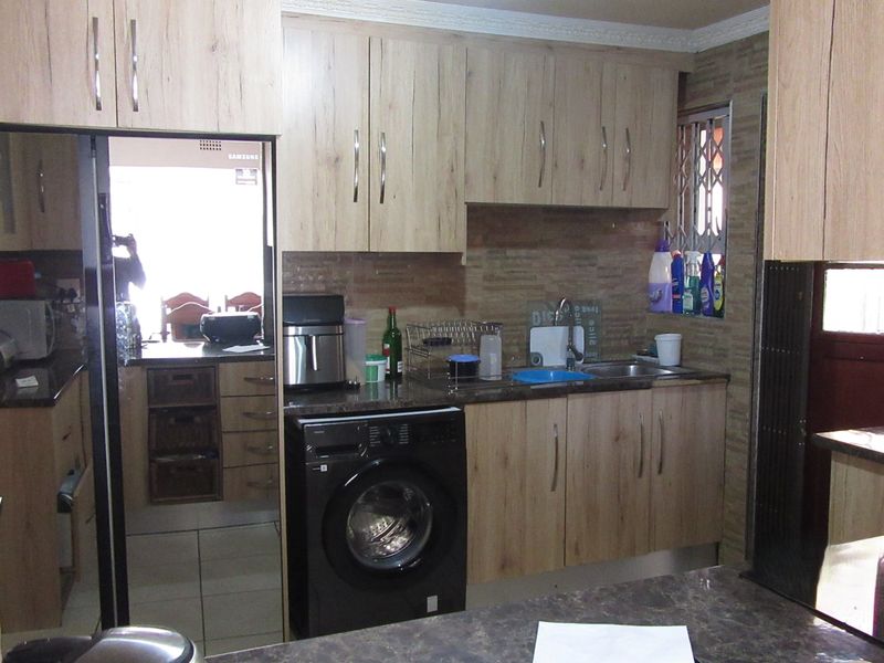 Spacious 4-Bedroom Family Home in a Quiet Montevideo Setting - Photo 7