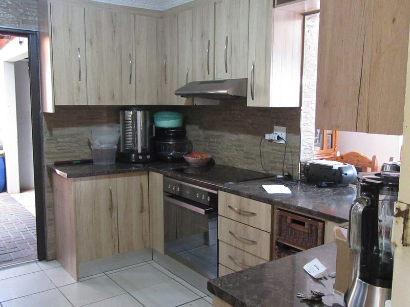 Spacious 4-Bedroom Family Home in a Quiet Montevideo Setting - Photo 6