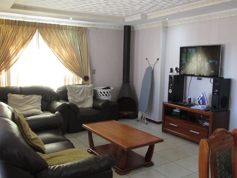 Spacious 4-Bedroom Family Home in a Quiet Montevideo Setting - Photo 4