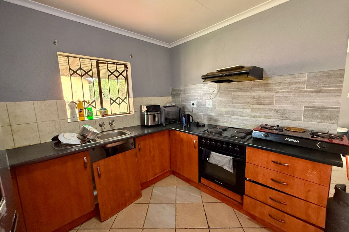 Comfortable Family Living with Private Garden in The Orchards - Photo 3