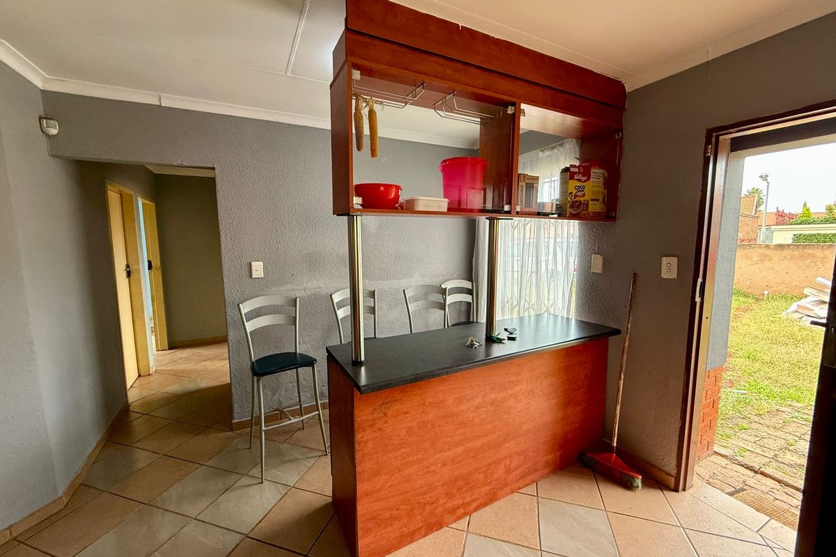 Comfortable Family Living with Private Garden in The Orchards - Photo 2