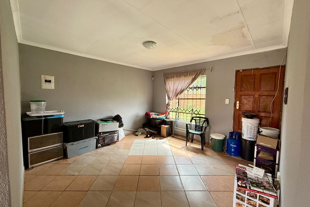 Comfortable Family Living with Private Garden in The Orchards - Photo 4