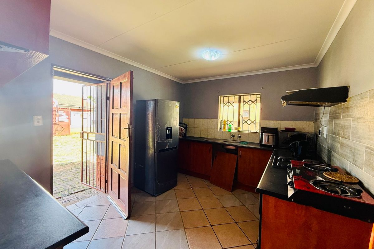 Comfortable Family Living with Private Garden in The Orchards - Photo 4