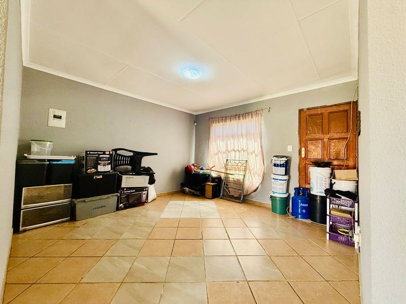 Comfortable Family Living with Private Garden in The Orchards - Photo 9