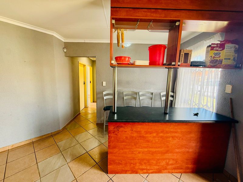 Comfortable Family Living with Private Garden in The Orchards - Photo 7