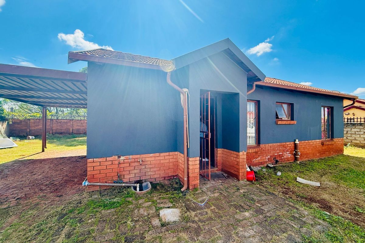 Comfortable Family Living with Private Garden in The Orchards - Photo 3