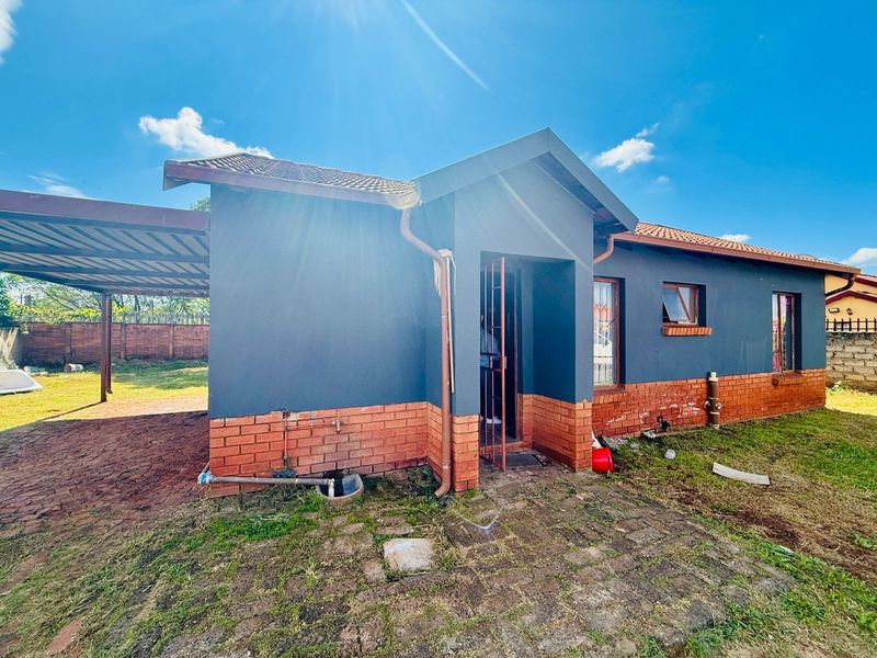 Comfortable Family Living with Private Garden in The Orchards - Photo 3