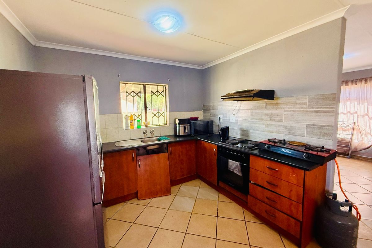 Comfortable Family Living with Private Garden in The Orchards - Photo 5