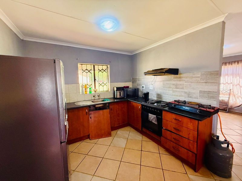 Comfortable Family Living with Private Garden in The Orchards - Photo 5