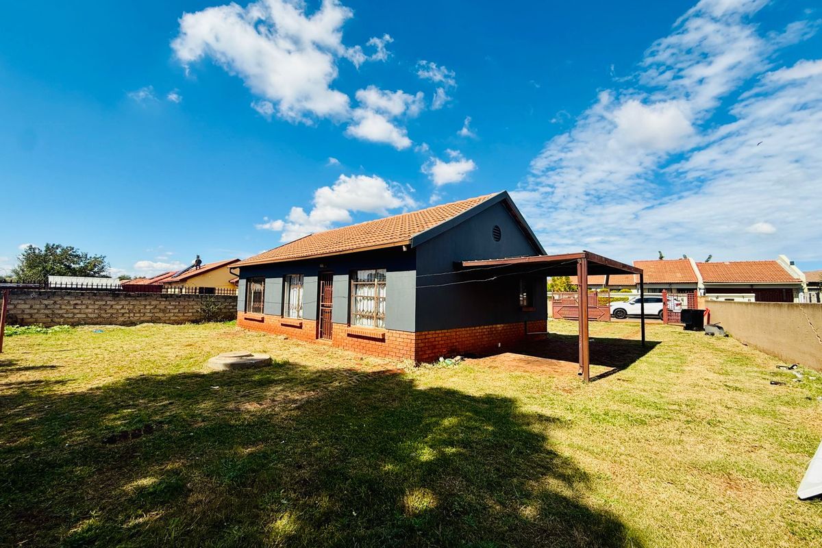 Comfortable Family Living with Private Garden in The Orchards - Photo 2