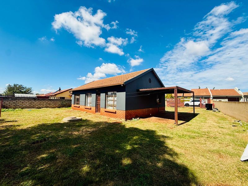 Comfortable Family Living with Private Garden in The Orchards - Photo 2