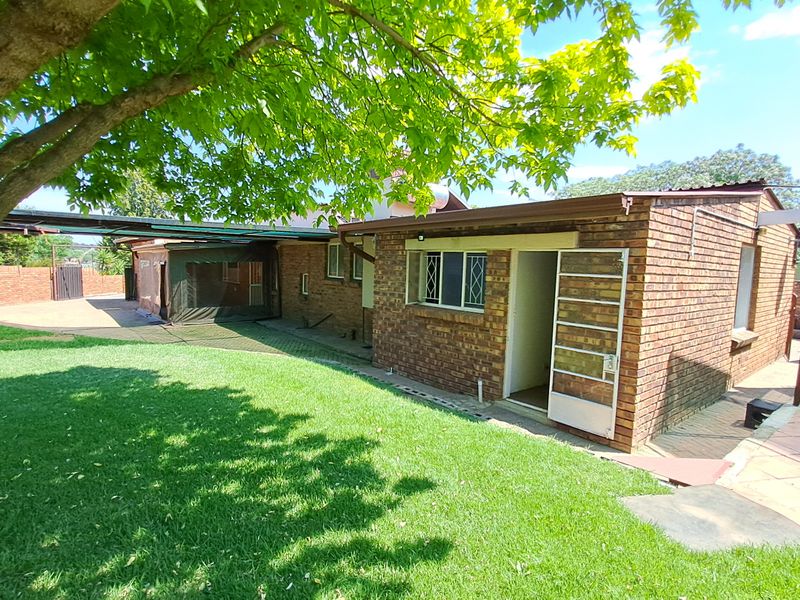 The Perfect Family Home – Space, Comfort & Your Own Private Poolside Paradise! - Photo 3