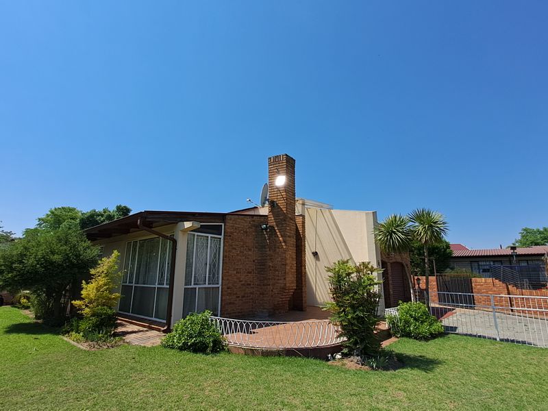 The Perfect Family Home – Space, Comfort & Your Own Private Poolside Paradise! - Photo 2