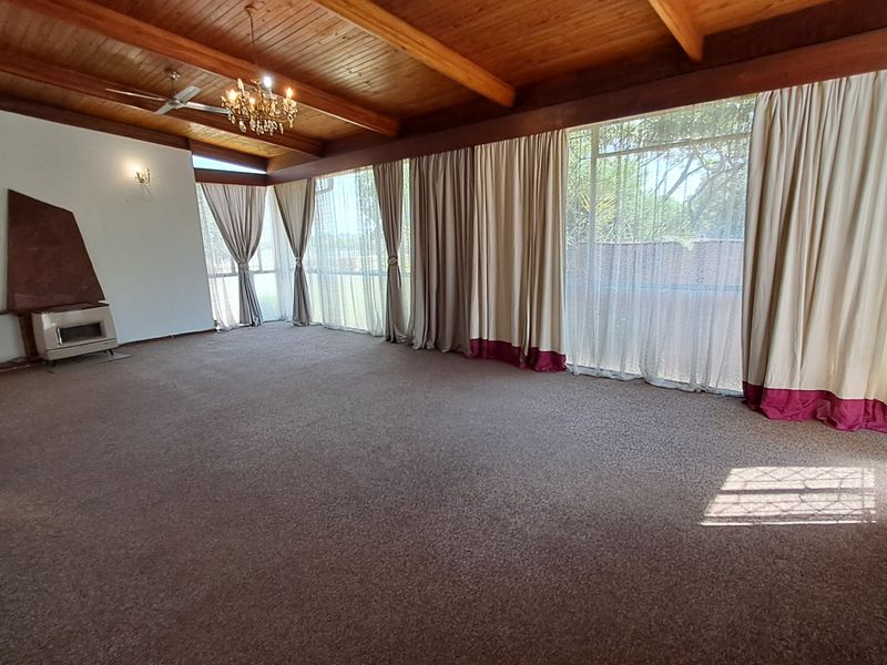 The Perfect Family Home – Space, Comfort & Your Own Private Poolside Paradise! - Photo 4
