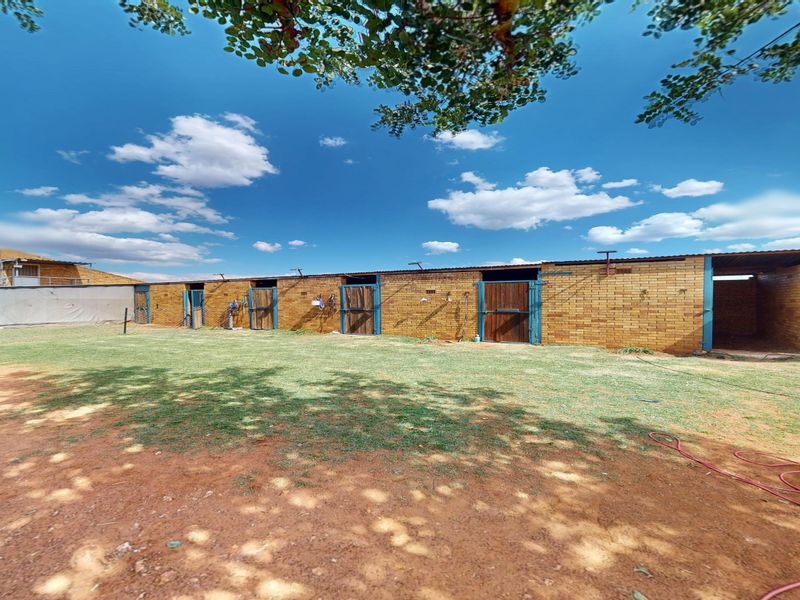 Live Luxury Non-Distressed Auction - Starting to bid from R1650,000-00!! - Photo 10