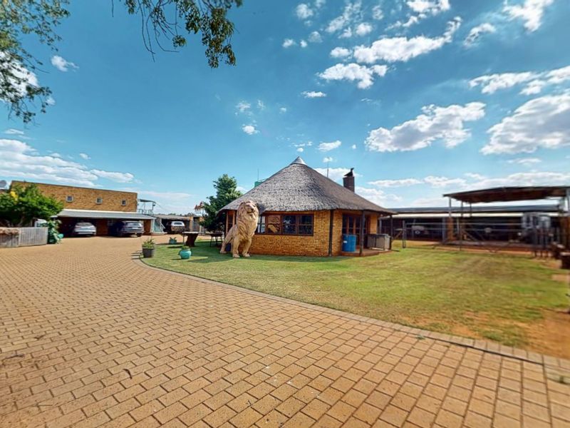 Live Luxury Non-Distressed Auction - Starting to bid from R1650,000-00!! - Photo 5