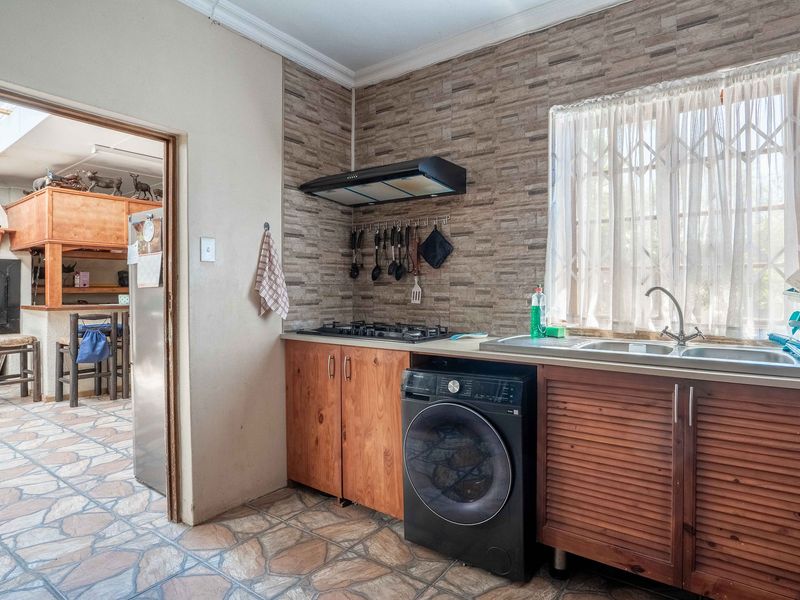 Auction - Bidding to Start @ R3 700 000: 4 Self Sustaining Living Units set on 4866 sqm - Photo 8