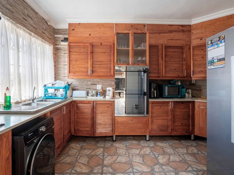 Auction - Bidding to Start @ R3 700 000: 4 Self Sustaining Living Units set on 4866 sqm - Photo 7