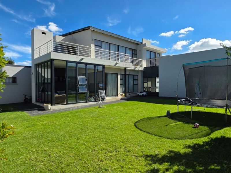 Spacious 5 Bedroom Double-Storey Home with Great Potential - Photo 5
