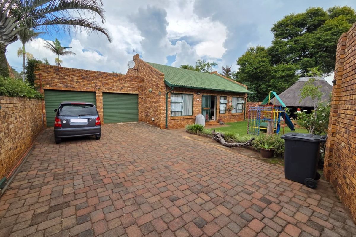 Stylish Corner Unit in Secure Estate with Modern Comforts - Photo 2