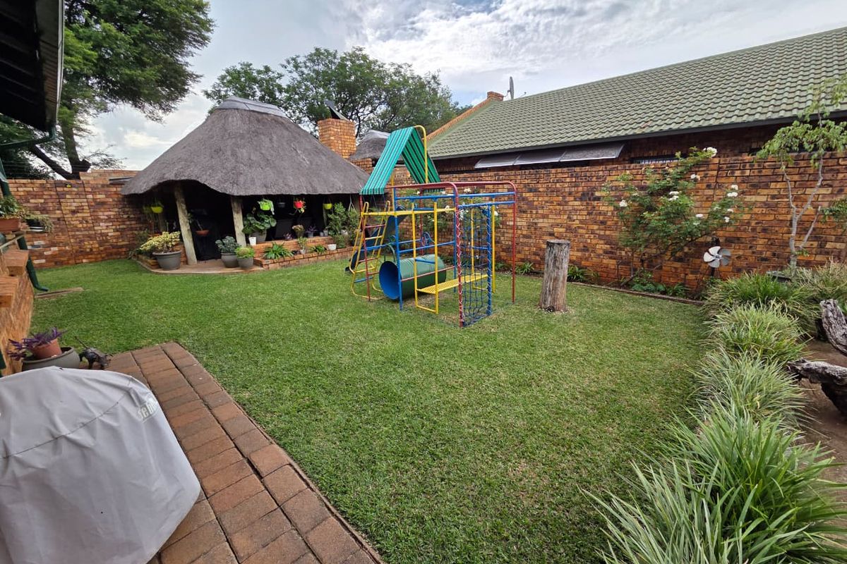 Stylish Corner Unit in Secure Estate with Modern Comforts - Photo 5