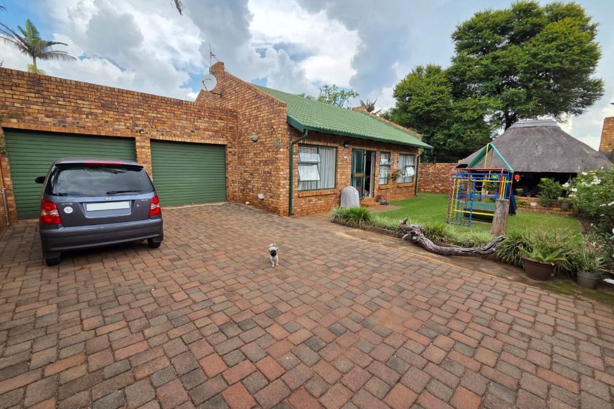 Stylish Corner Unit in Secure Estate with Modern Comforts - Photo 3