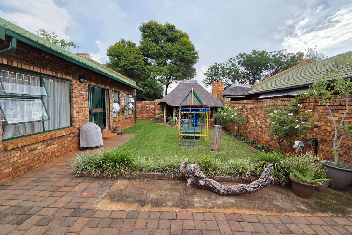 Stylish Corner Unit in Secure Estate with Modern Comforts - Photo 4