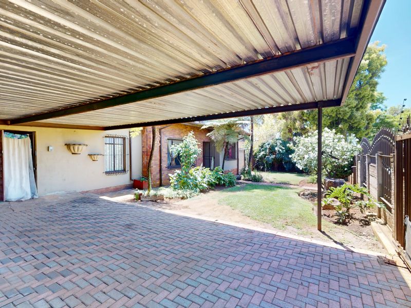 LIVE LUXURY NON-DISTRESSED AUCTION - 3 BEDROOM FIXER UPPER - Photo 3
