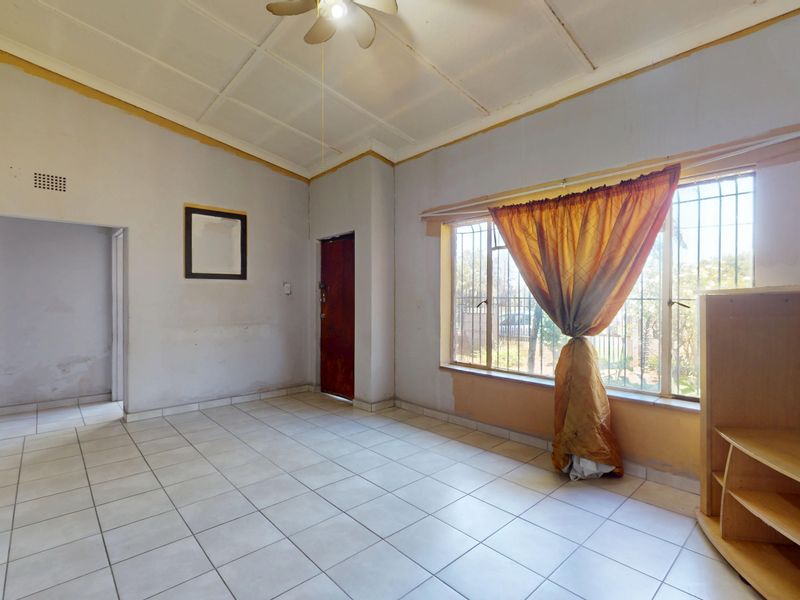 LIVE LUXURY NON-DISTRESSED AUCTION - 3 BEDROOM FIXER UPPER - Photo 4