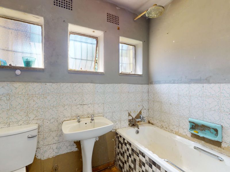 LIVE LUXURY NON-DISTRESSED AUCTION - 3 BEDROOM FIXER UPPER - Photo 9