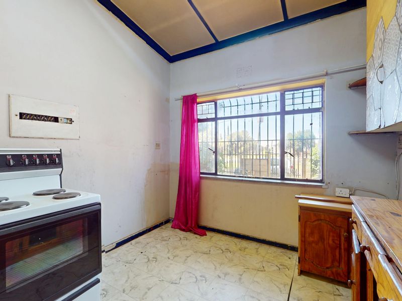 LIVE LUXURY NON-DISTRESSED AUCTION - 3 BEDROOM FIXER UPPER - Photo 6