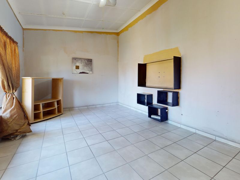 LIVE LUXURY NON-DISTRESSED AUCTION - 3 BEDROOM FIXER UPPER - Photo 5