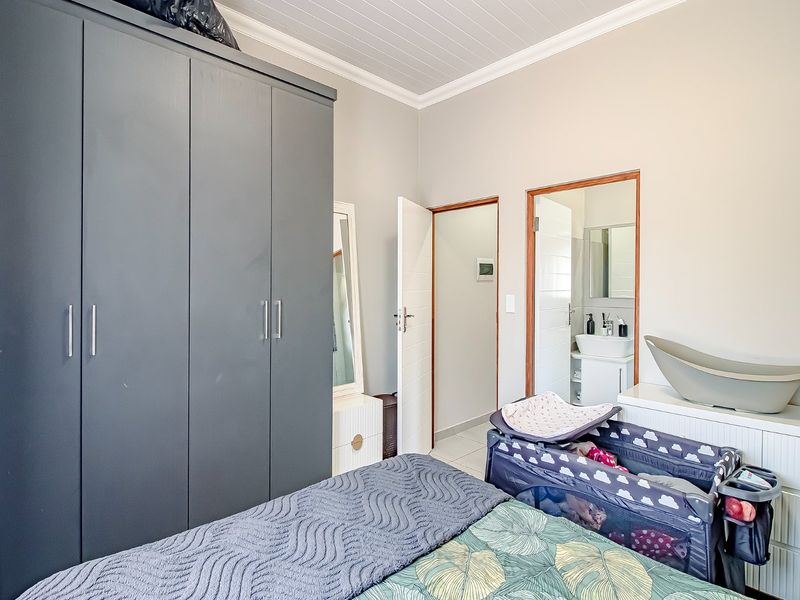 Contemporary Townhouse Living with Style and Ease - Photo 10